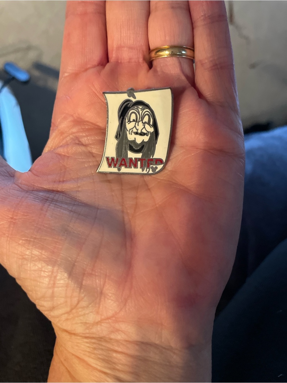 Vintage Disney Snow White Old Hag “Wanted” Hidden Mickey Pin – Cast Lanyard Coll